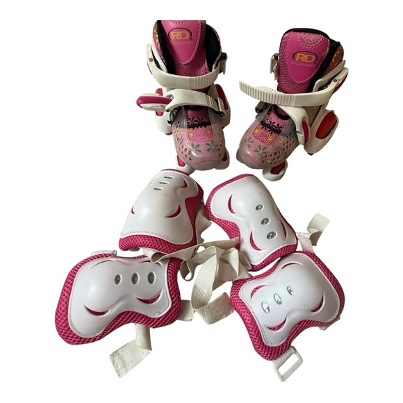 Roller Derby Fun Roll Skates and protective gear - Picture 1 of 13
